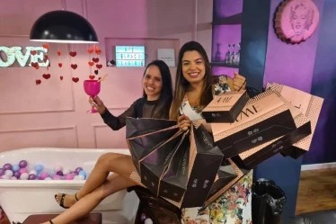 Noiva e convidada mostrando presentes no seu Chá de Lingerie